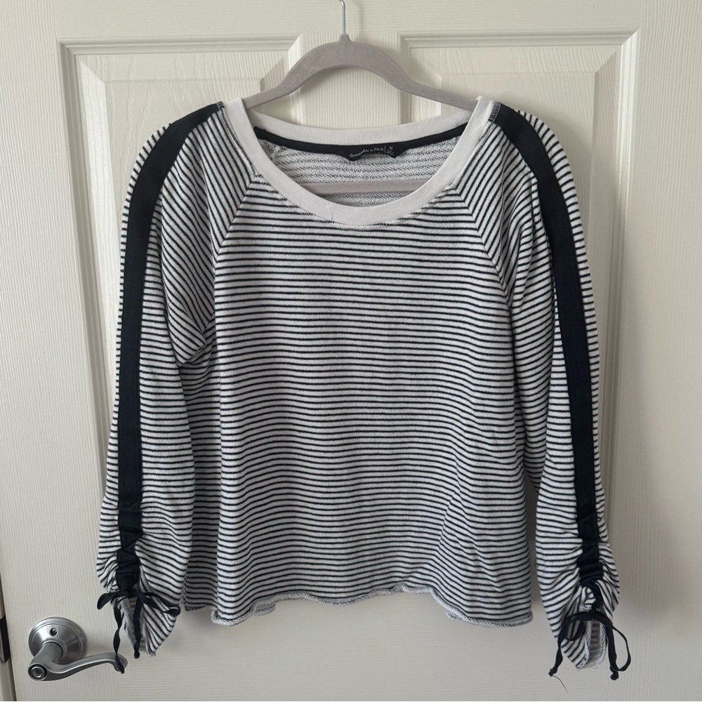 Abercrombie & Fitch Summer Sweater -  Adjustable Synched Sleeves - Size: M